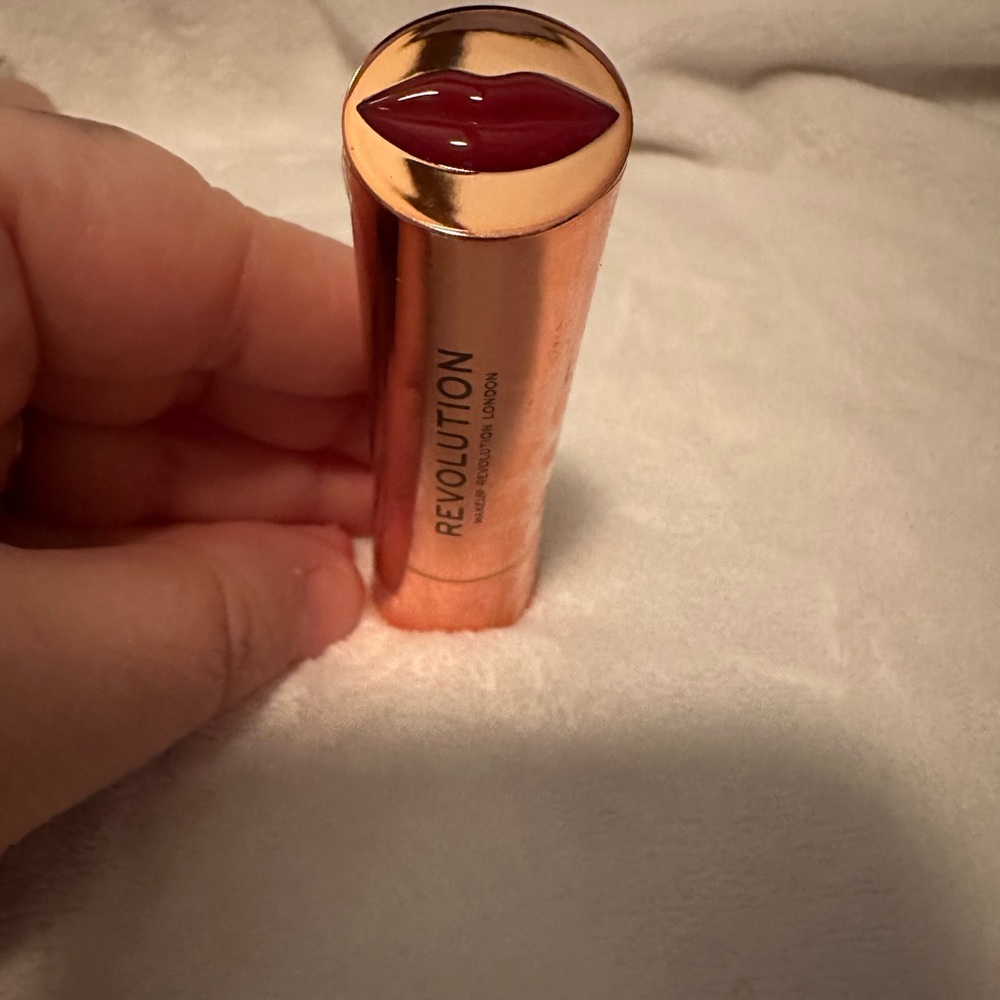 Revolution Satin Kiss‎ Lipstick Ruby Red - Picture 6 of 9